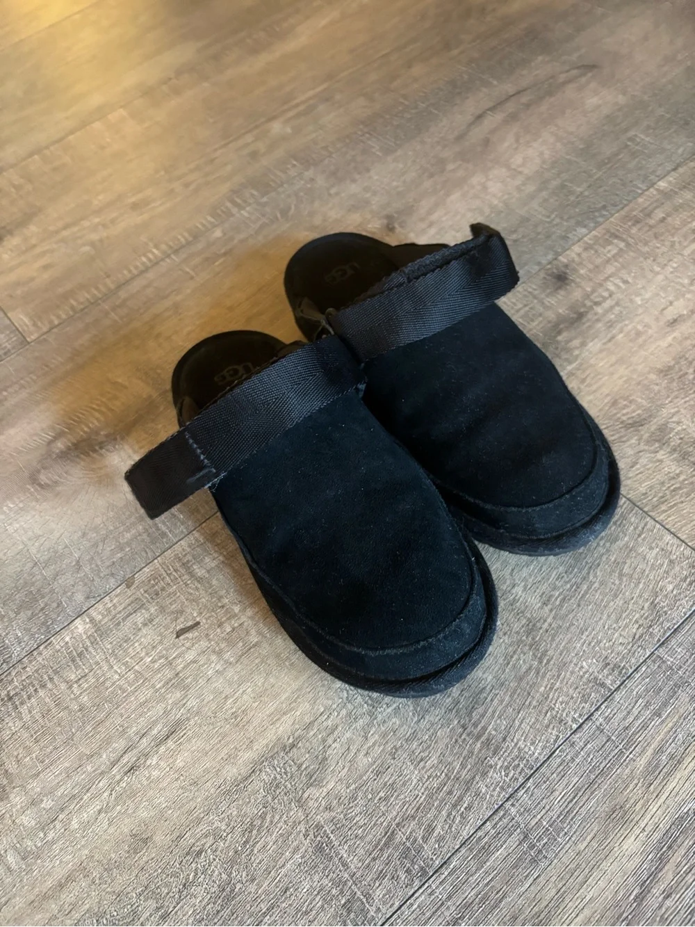 UGG goldenstar girl’s size 2 black slip on clog slippers with swivel heal strap